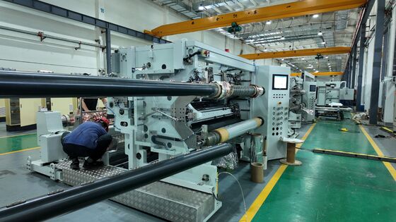 Macchina taglierina-ribobinatrice per materiali compositi in PET e OPP con azionamento servo CNC e tecnologia di taglio a lama circolare